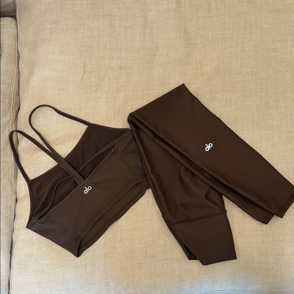ALO Yoga Espresso Brown Activewear Ensemble

Top size Small
Leggings size XXS
